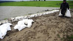 Štiri tisoč ljudi pospešeno gradi nasip, ki naj bi zadržal brozgo ob novem izlit