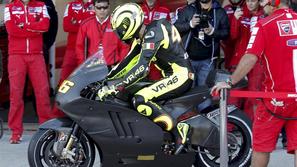 Valentino Rossi še vedno okreva po operaciji rame. Za prvo dirko v sezoni v Kata