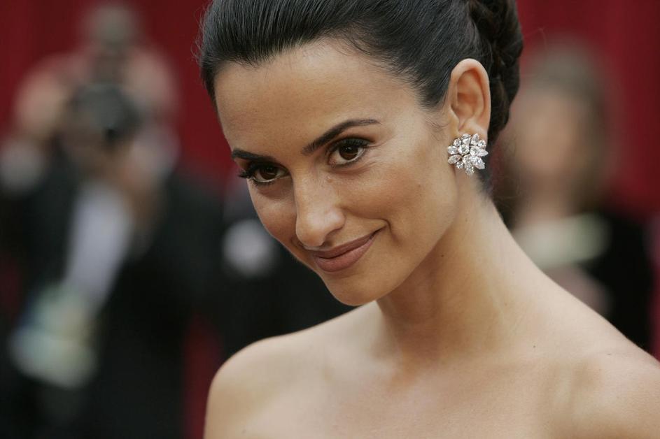 Penélope je prepričana, da želi Eva s svojo romanco z Eduardom le priti v medije