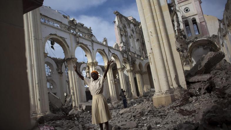 Glavna katedrala prestolnice Port-au-Prince po letu dni ostaja v ruševinah.