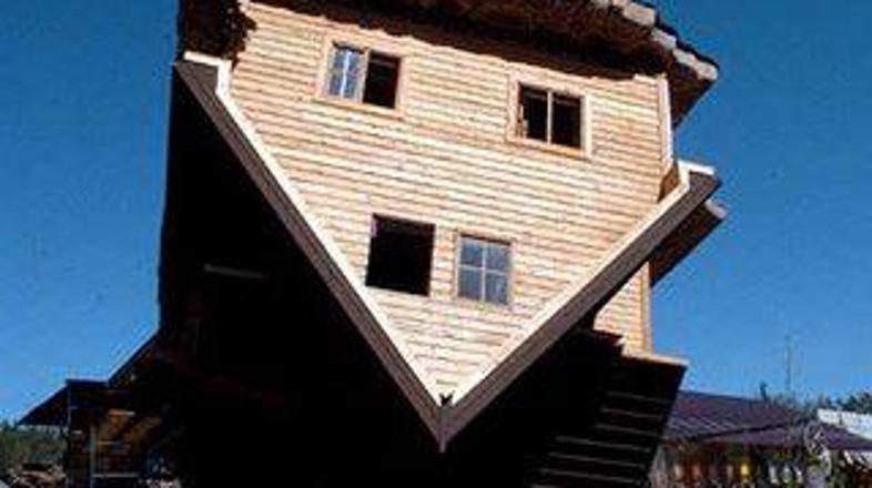 V narobe obrnjeni hiši se ljudem prebudijo prav posebni čuti.