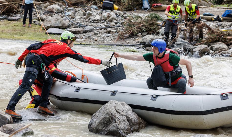 Več ljudi končalo v Savi, poteka večja reševalna akcija
