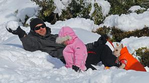 Hugh Jackman, hčerka Ava, sneg, pes