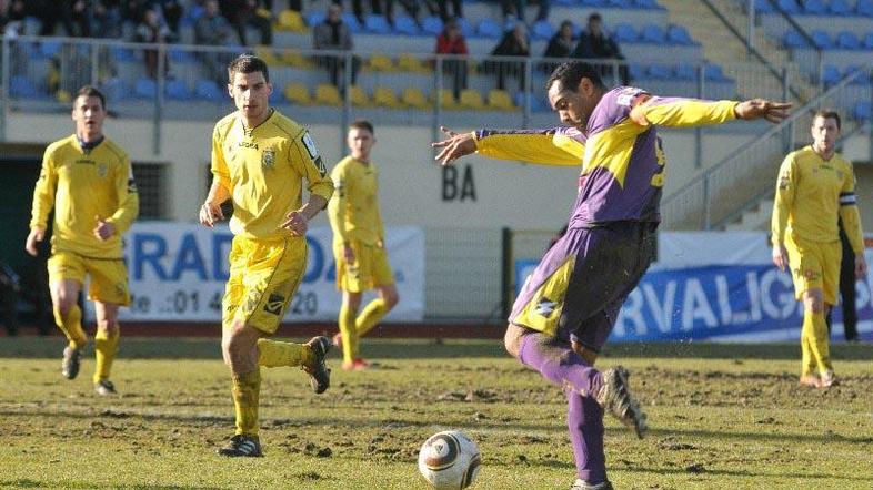 Mariborčani (na fotografiji desno Marcos Tavares) so na domači tekmi proti Rudar