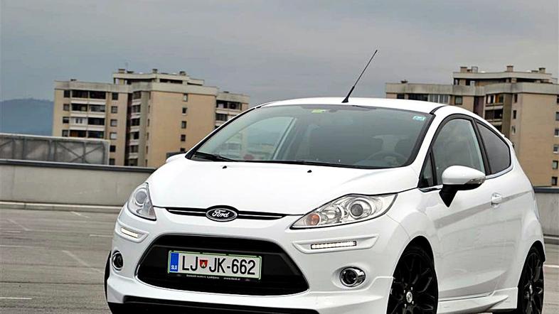 Ford fiesta deluxe