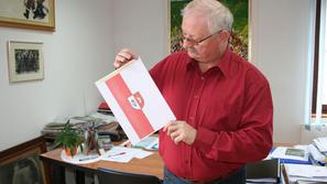 Župan Anton Maver je s predlaganima grbom in zastavo občine zadovoljen. (Foto: Ž
