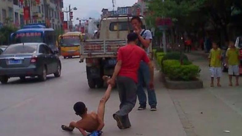 Oče je sina vlekel kar po ulici. (Foto: YouTube)
