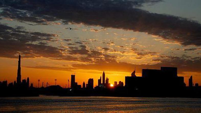 Dubaj vabi z nakupovanjem in plažami. Na katerih pa vse bolj smrdi.