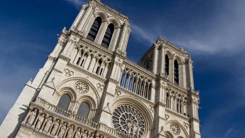 Pariško katedralo vsak dan obišče na tisoče turistov.