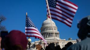 protesti pred kongresom zoper Muskova odpuščanja v javnem sektorju