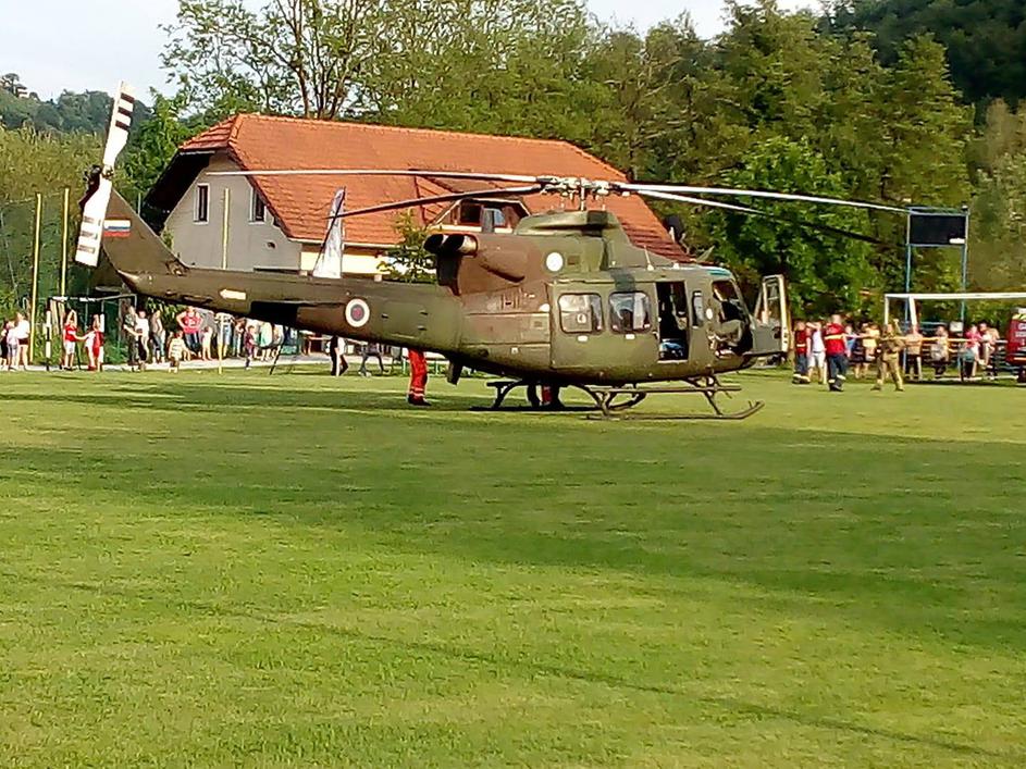Helikopter Slovenske vojske bo odpeljal poškodovanega traktorista