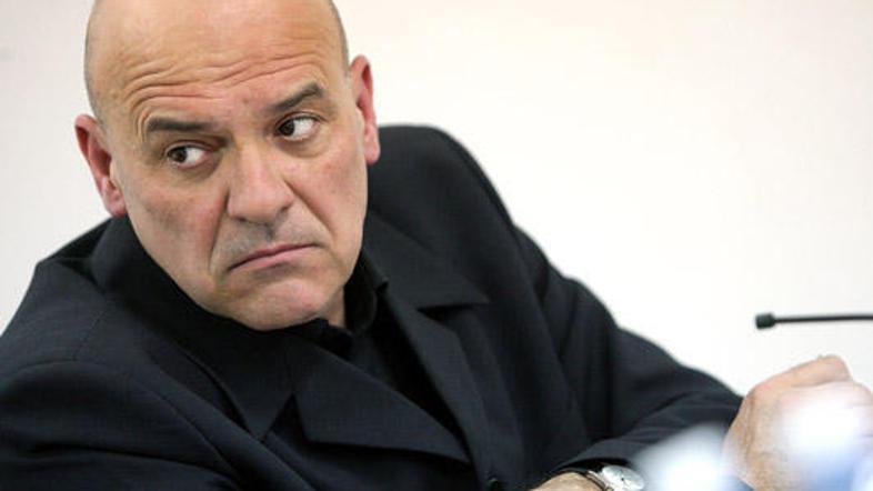 "Menim, da je dokumentacije za sum kaznivega dejanja dovolj; zoper nekdanjo upra