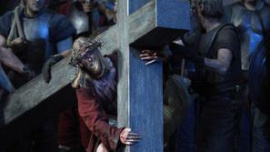 Prizor iz predstave Pasijon, ki jo vsakih deset let uprizarjajo v gledališču v O