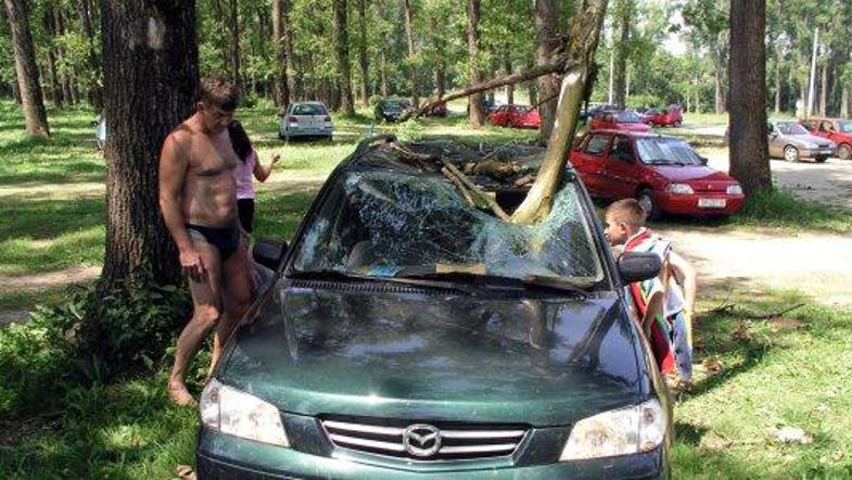 Zaradi močnega deževja in vetra, ki je dosegal celo hitrosti 22 metrov na sekund