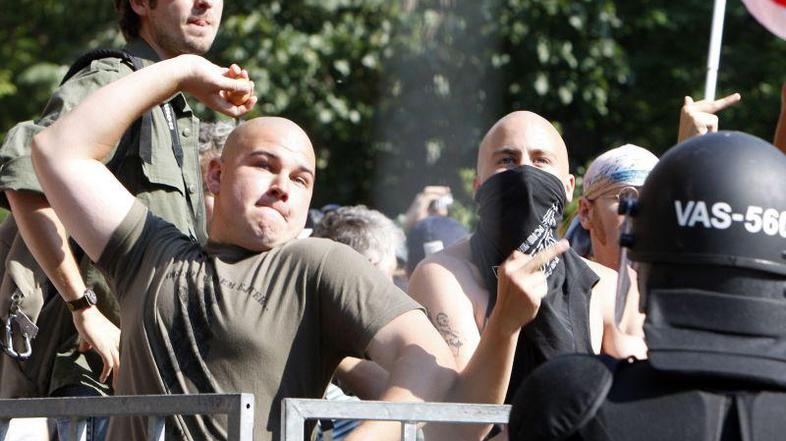 Na množico Parade ponosa v Budimpešti so skrajneži metali eksplozivna telesa, ja