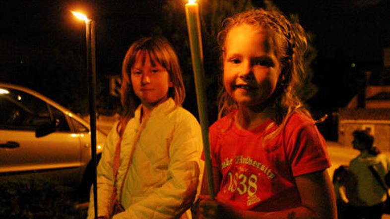 Sedemletni prijateljici Lana Uršič in Taja Fatorič iz Lucije sta na pohod z bakl