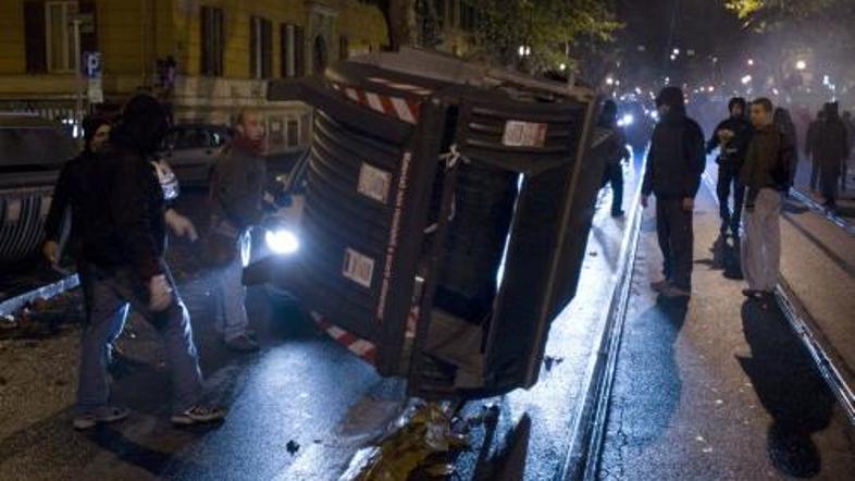 Med protesti v Rimu so se spopadli demonstranti in vojaki.