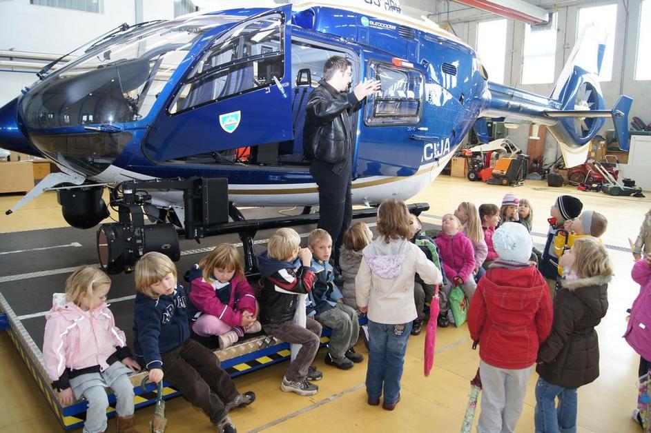 policija, brnik, otroci, PU Kranj, letališka policija Brnik, vrtec