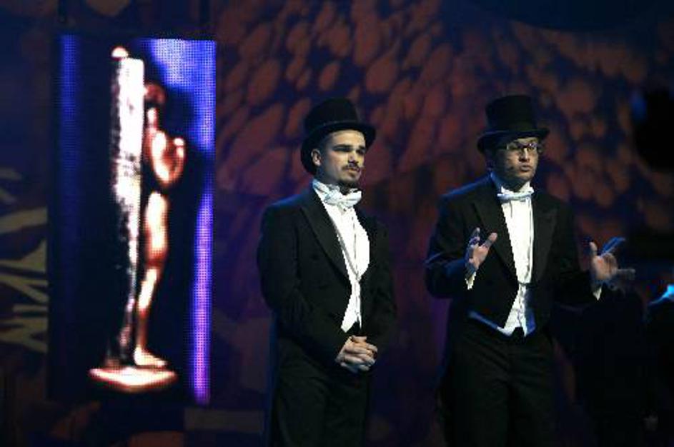 Tako kot lani nas bosta v voditeljski vlogi nasmejala Slon in Sadež.