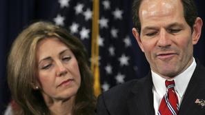 Eliot Spitzer z ženo na novinarski konferenci
