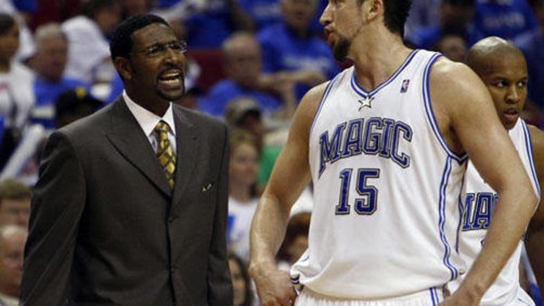 Hedo Turkoglu v pogovoru s strategom Orlanda Kevinom Mitchellom.