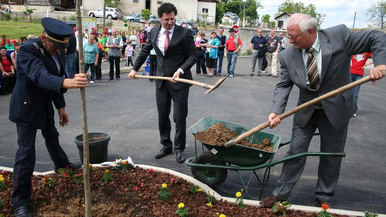 Naložbi so s posaditvijo lipe simbolno predali namenu Roman Grebenc, Patrick Vla