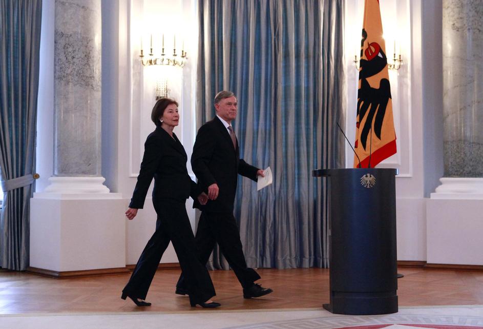 Köhler je odločitev naznanil v družbi žene. (Foto: Reuters)