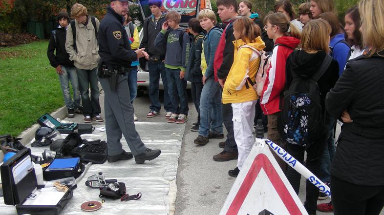 Otroci na predstavitvi dela policije