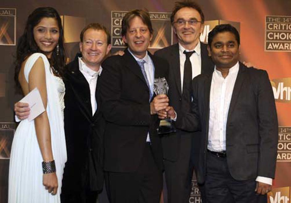 Z donacijo želijo ustvarjalci filma pomagati revnim mumbajskim otrokom. © Flynet