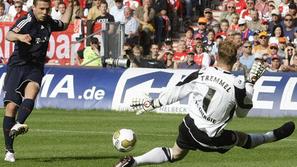 Lukas Podolski je takole zabil zadnji žebelj v krsto Cottbusa.