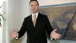Novemu predsedniku uprave Gregorju Veselku so takoj ponudili petletni mandat.