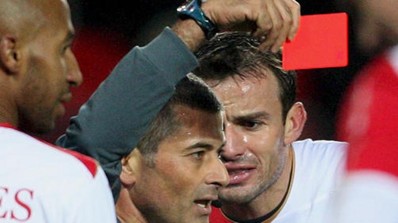 Sodniku ni preostalo drugega kot da Luizu pokaže rdeči karton.