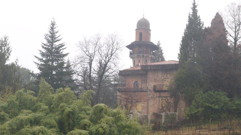 Vila Rafut še vedno sameva in deli usodo s podobno zanemarjenim parkom, ki bi bi