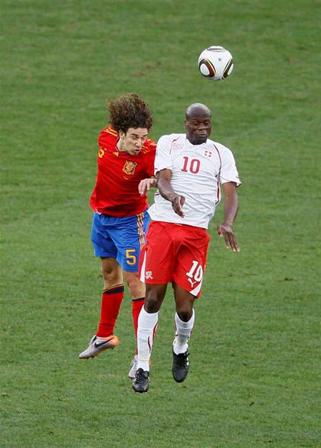 Carles Puyol Blaise Nkufo