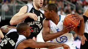 V finalu lige NLB je Partizan s trojko s polovice premagal Cibono. (Foto: Reuter
