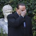 Italijanski premier tone vse globlje, vendar trdi, da se je še vsakič izvekel iz