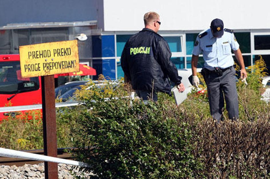 Policisti preiskujejo prizorišče tragedije.