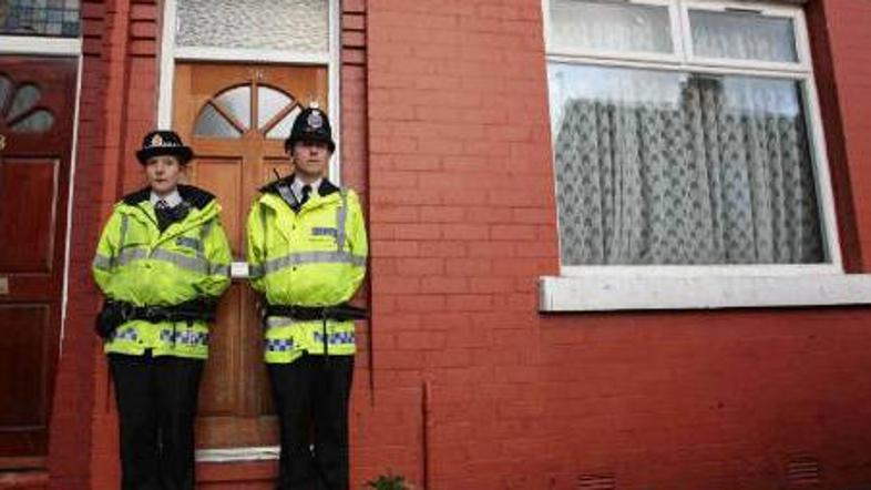 Policija med preiskavo v Manchestru