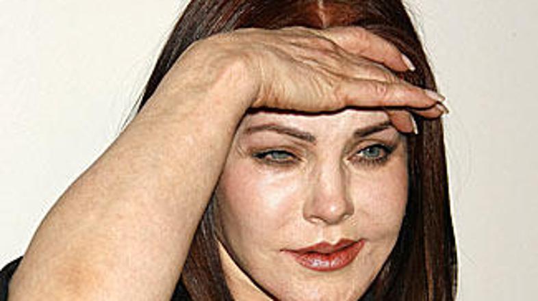 Mogoče pa lahko obraz "zategnem" kar s prsti? Bo pomagalo?