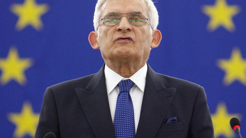 Buzek je doslej Olafu očital, da ta nima kompetenc pri preiskavah podkupljivih p