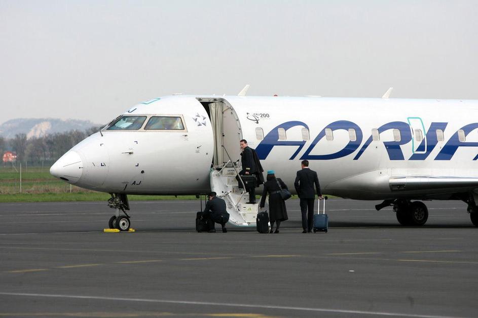 Do okvare je prišlo na letalu CRJ200. (Foto: Nino Verdnik)