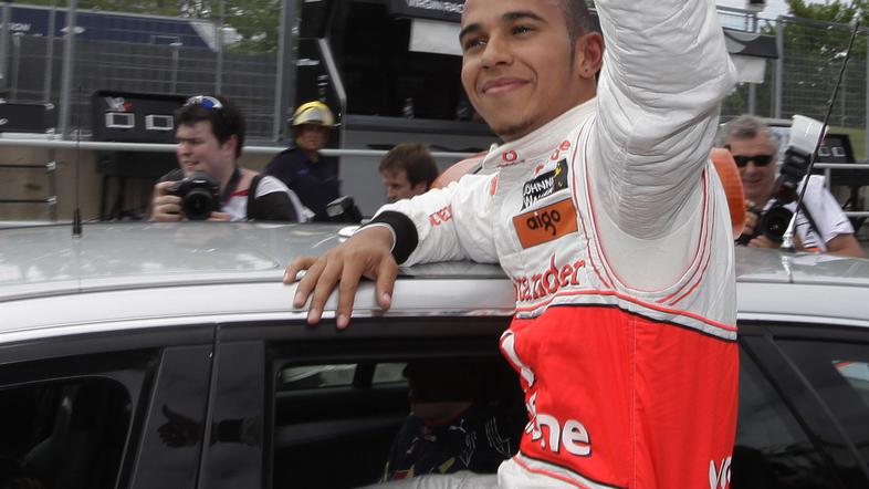 Nesrečen pripetljaj je Lewis Hamilton vzel z velikim nasmeškom. (Foto: EPA)