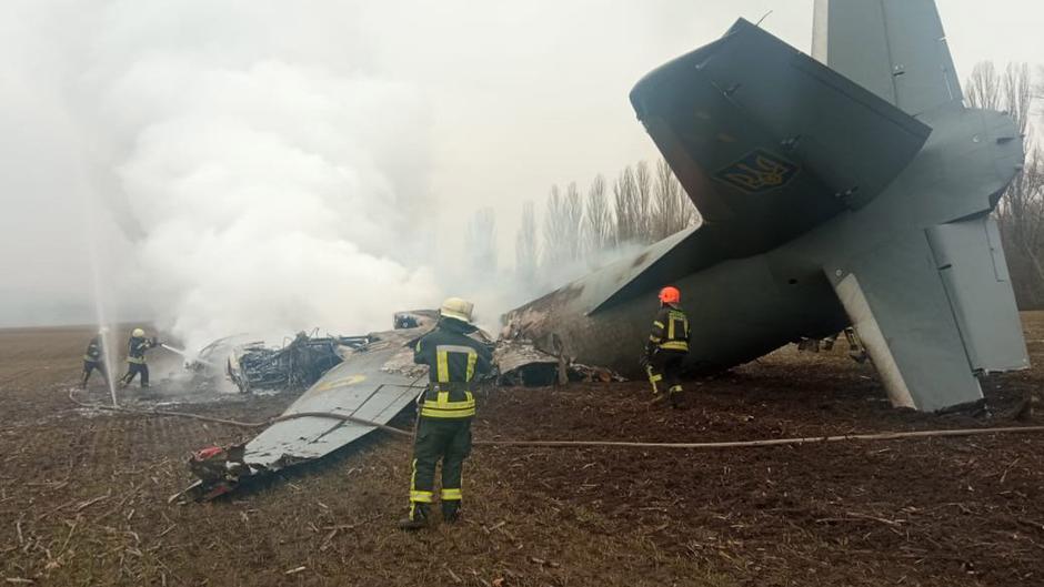 Strmoglavljenja ukrajinskega vojaškega letala v okrožju Obukhiv blizu Kijeva, 24. februarja. 5 ljudi v 14-članski posadki je umrlo. | Avtor: epa