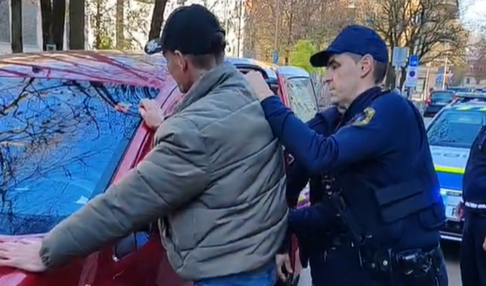 Z orožjem pred vladno palačo, iskal je Goloba