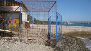 Takole je videti na novo postavljena kletka, ki ovira prehod sprehajalne poti ob