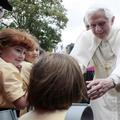 Papež Benedikt XVI. se danes v okviru štiridnevnega uradnega obiska na Otoku mud