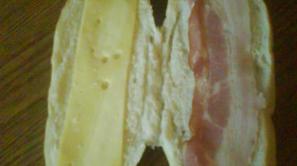 Mati šolarke pravi, da se v že tako skromni malici včasih najde tudi kakšen las 