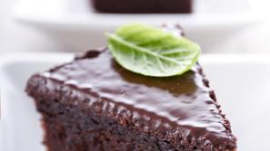 Sladkali se bodo s čokoladno tortico s karamelno omako in meto. (Foto: shutterst