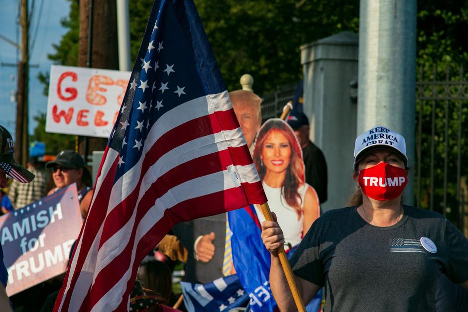 Trumpovi podporniki pred bolnišnico | Avtor: Profimedia