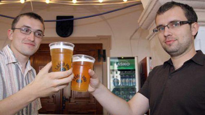 Vlada želi dobiti nekaj dodatnega denarja na račun pivcev alkohola.